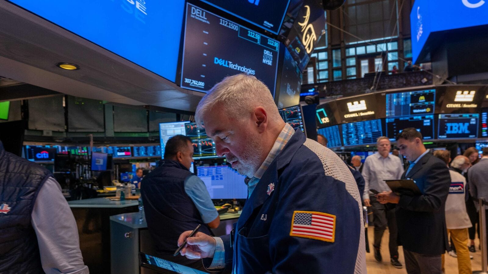 Wall Street today: S&P 500, Nasdaq falls, Dow Jones rises, Fed policy in focus